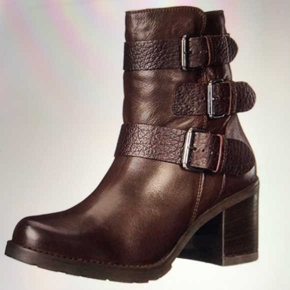 Clarks Shoes - ❤️ Clarks / Leather Buckle Boot ❤️